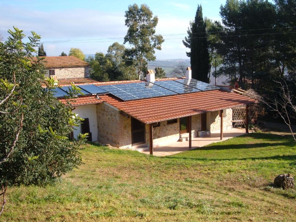 dom z panelami słonecznymi na dachu w obiekcie Pian del Noce w mieście Magliano in Toscana