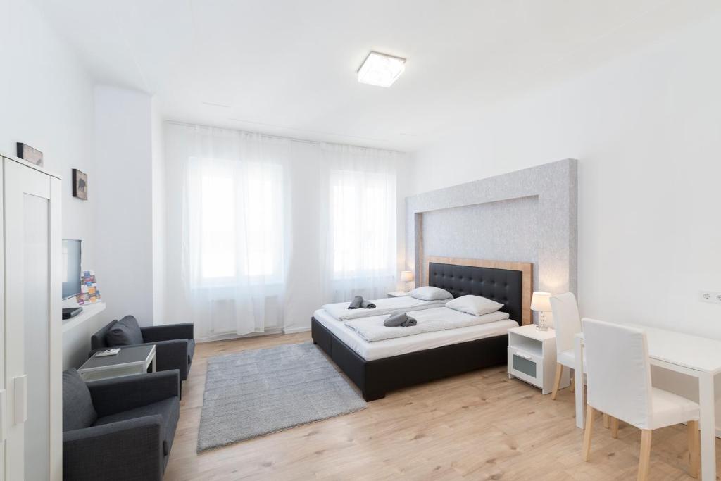 Schlafzimmer mit einem Bett, einem Tisch und Stühlen in der Unterkunft Astoria Flats 1 in Budapest