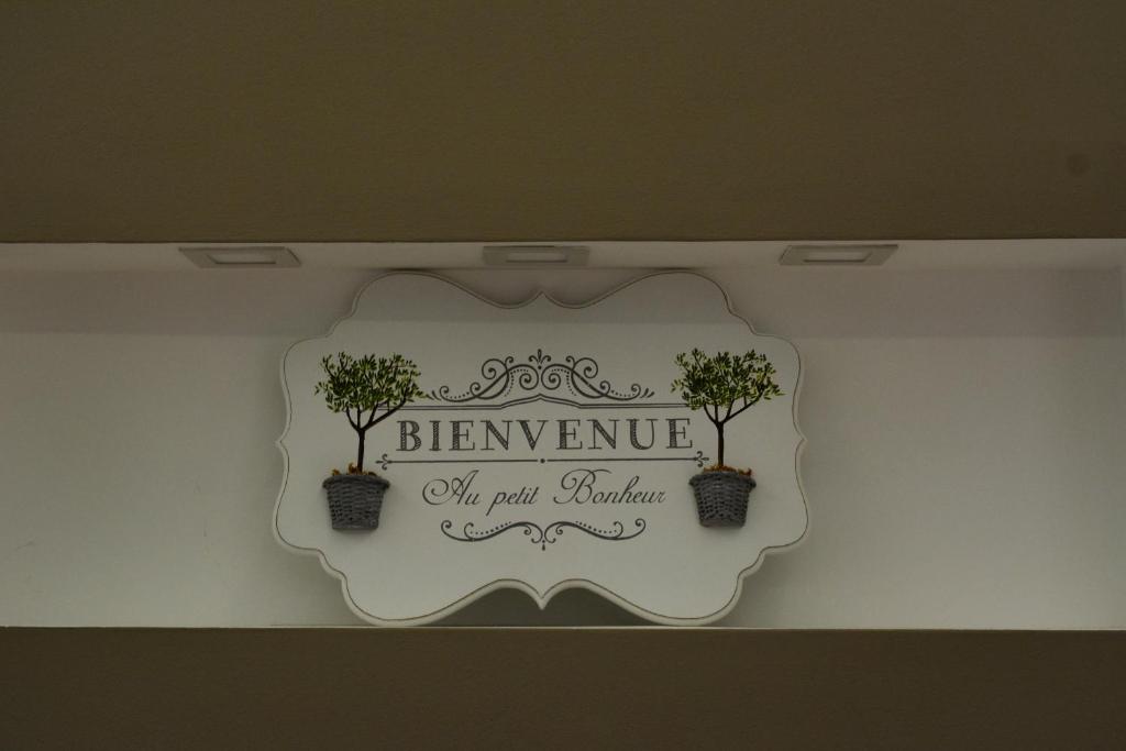 Znak na ścianie z dwoma roślinami w obiekcie Le 13 Fontane w mieście Salerno