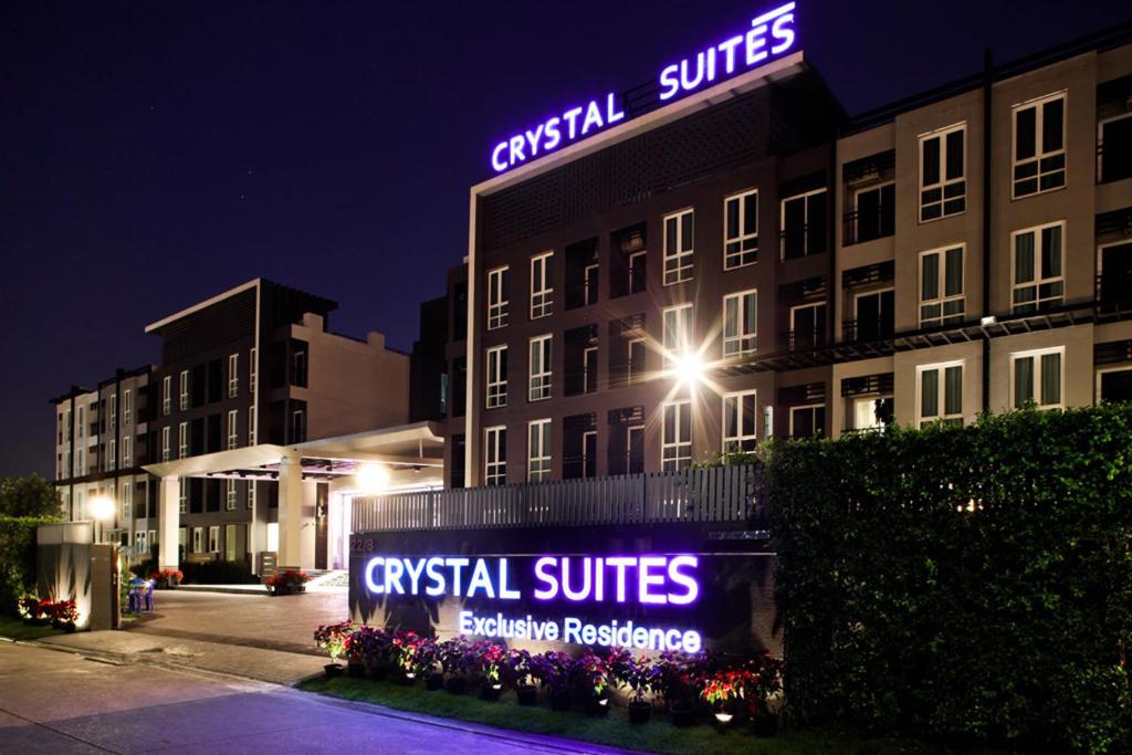 un edificio con un cartel que lee suites mayúsculas en Crystal Suites Suvarnbhumi Airport, en Lat Krabang