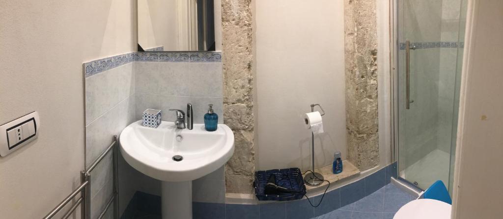 Koupelna v ubytování B&B Domus Gaetani