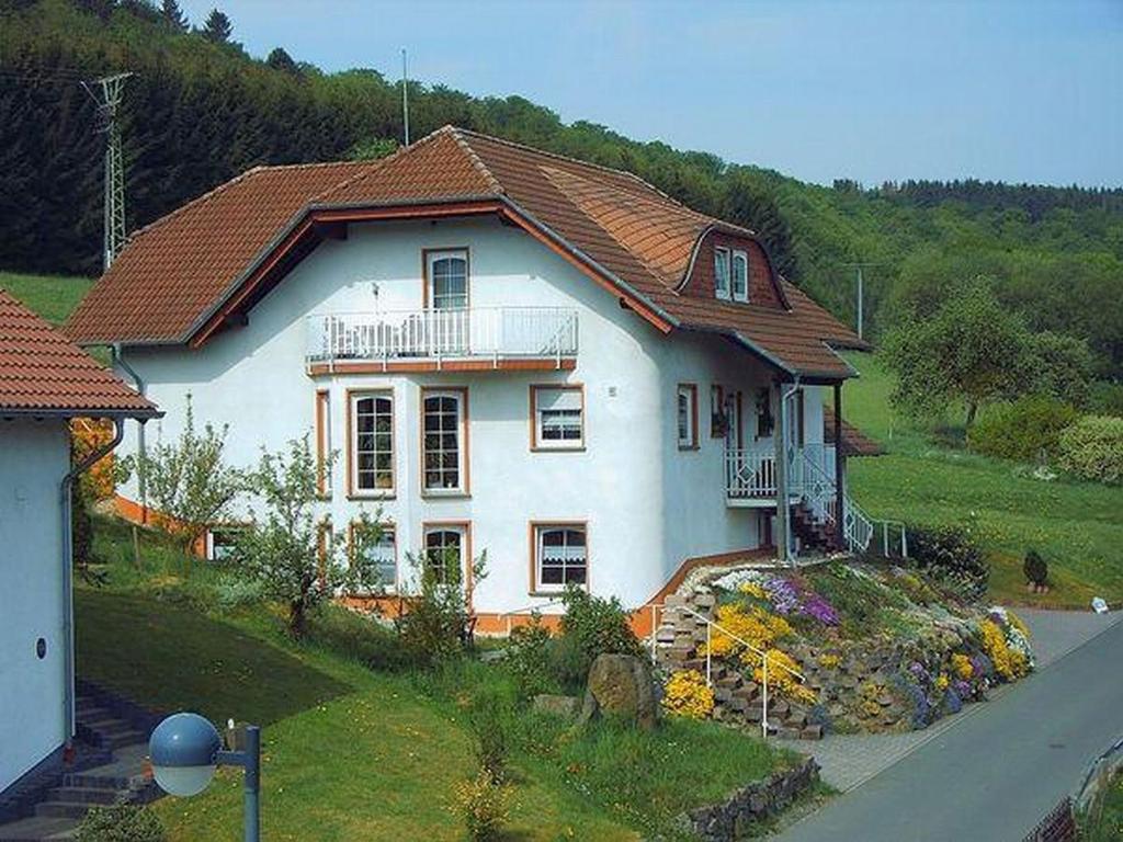 Casa blanca grande con techo marrón en Apartment Liesertal, en Weiersbach