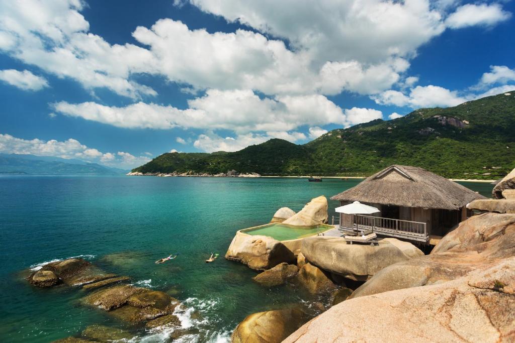 un complexe sur la rive d'une masse d'eau dans l'établissement Six Senses Ninh Van Bay, à Baie de Ninh Van