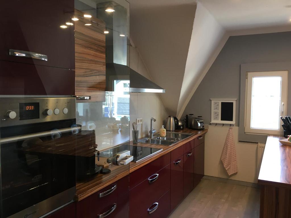 cocina con fregadero y fogones en Stadthaus Edel - Apartment Binz, en Remscheid