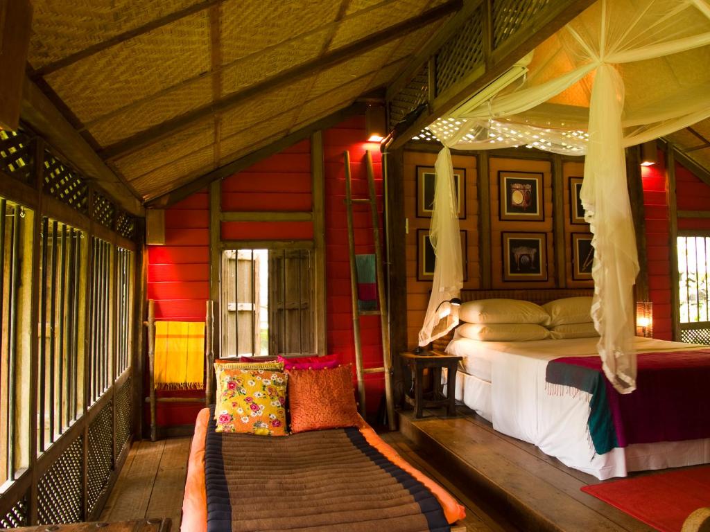 Postel nebo postele na pokoji v ubytování Bon Ton Antique Wooden Villas