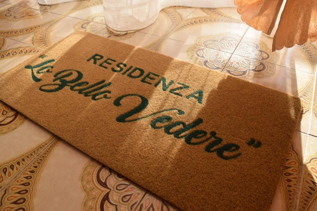 卡塞塔的住宿－Residenza Lo Bello Vedere，一张桌子上的棕色餐巾,有瑞典统治的前途