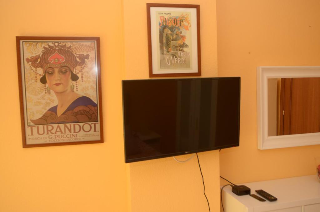 Televízia a/alebo spoločenská miestnosť v ubytovaní habitacion centro historico malaga