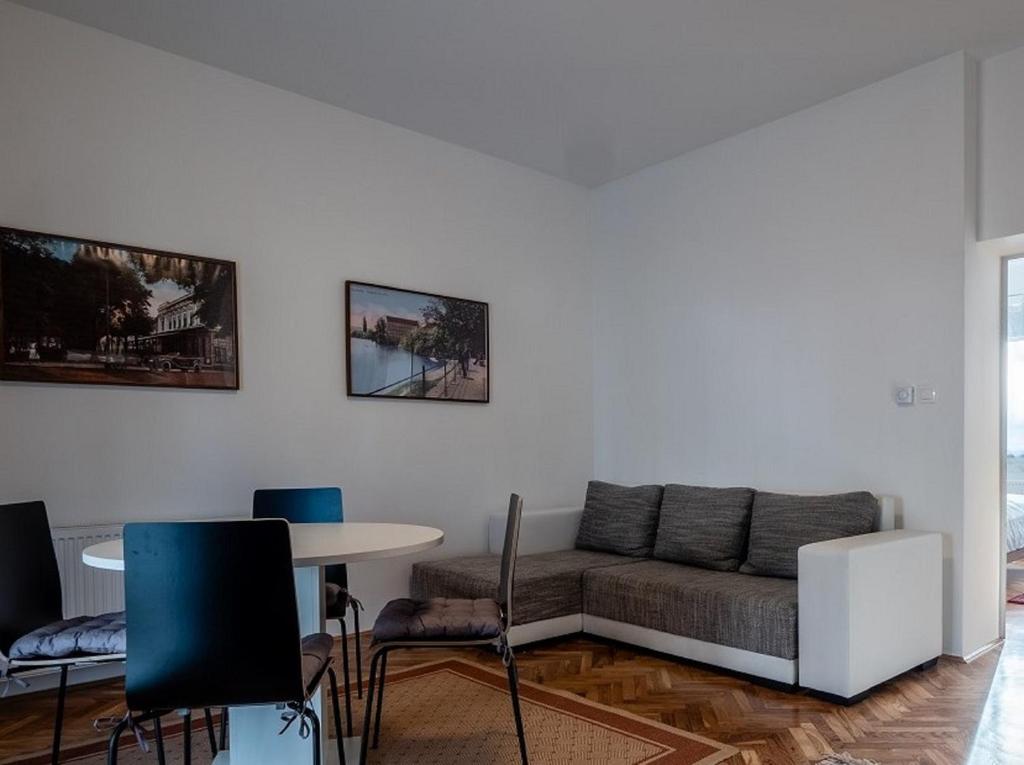 Posedenie v ubytovaní EVA Rooms & Studio Apartment