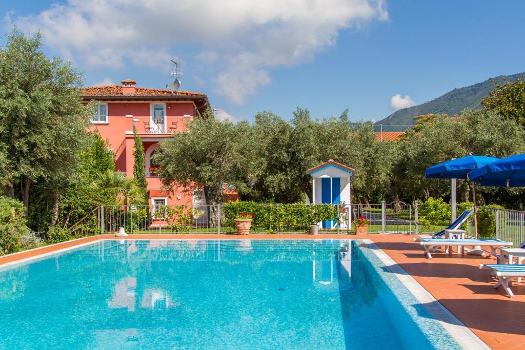 - une piscine en face d'une maison dans l'établissement Case Rosse Suite, à Seravezza