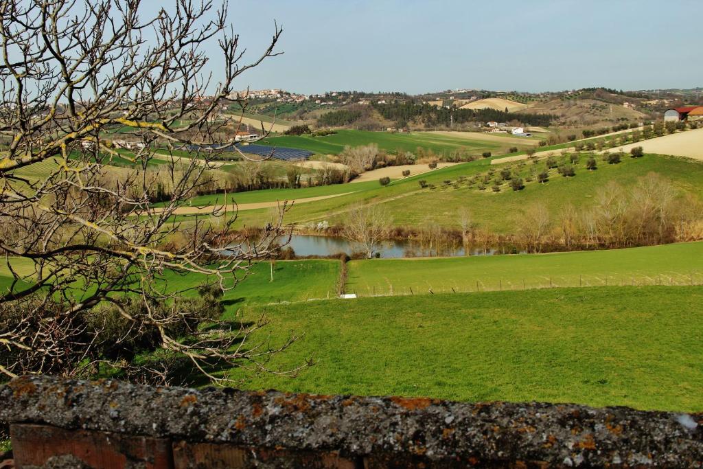 - une vue sur le parcours de golf depuis la colline dans l'établissement Casa di campagna Villa De Luca, à Bellante