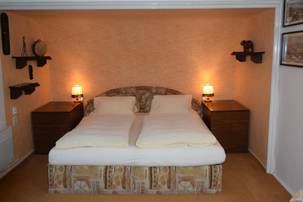 Łóżko lub łóżka w pokoju w obiekcie George Pension