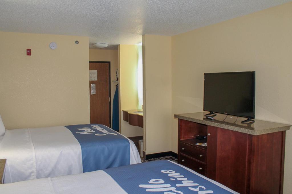 Days Inn by Wyndham Batavia Ohio - Queen Room With Two Queen Beds - Non-Smoking