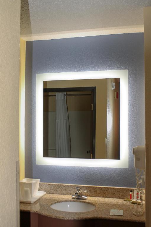 Days Inn by Wyndham Batavia Ohio - King Room - Mobility Access/Non-Smoking