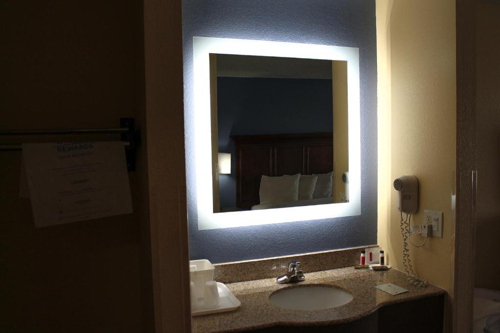 Days Inn by Wyndham Batavia Ohio - King Suite - Mobility Access/Non-Smoking