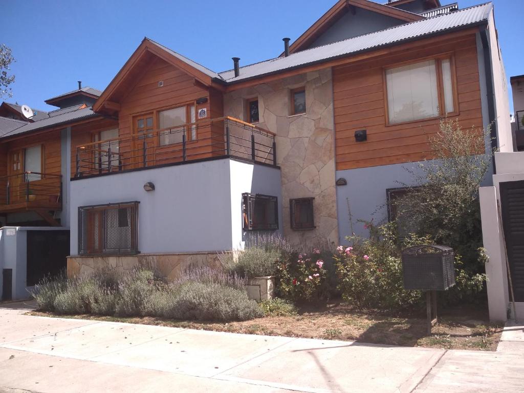 una casa con balcón en la parte superior en 845 Teniente Ramayón en San Martín de los Andes