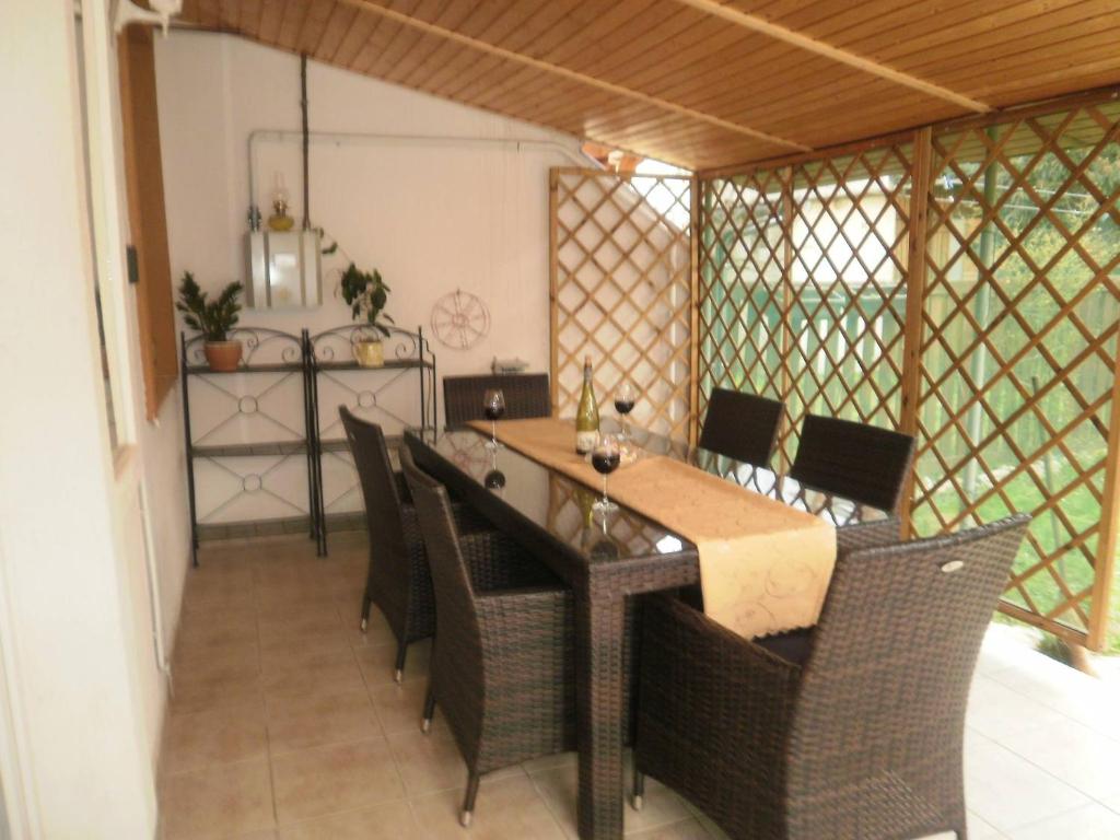 ein Esszimmer mit einem Tisch und Stühlen in der Unterkunft Balaton House in Balatonboglár