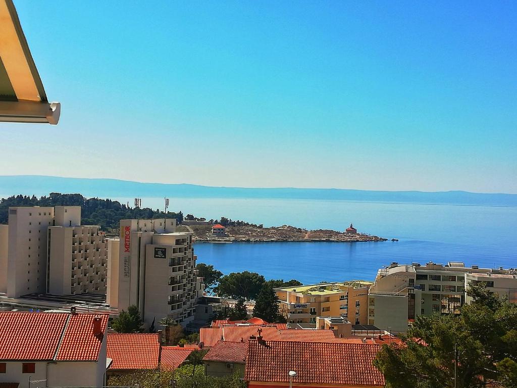 a view of a large body of water with buildings at Apartments Villa Ravlić in Makarska