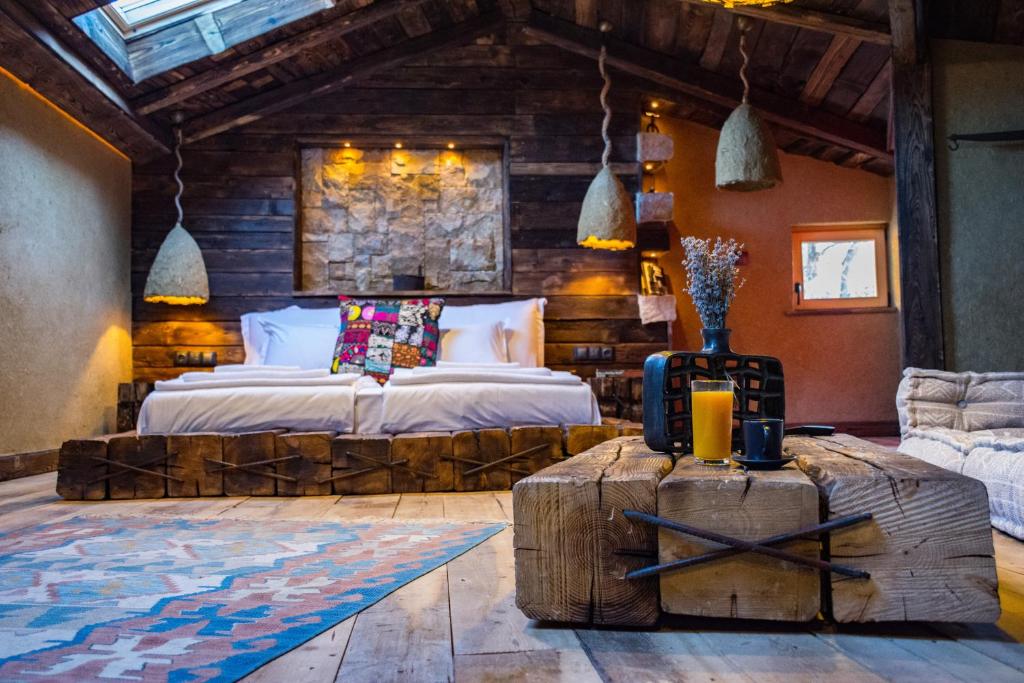 um quarto com uma cama num chalé de madeira em SABORNA 25 GUEST HOUSE em Plovdiv