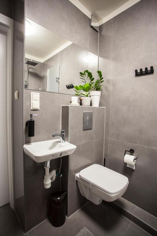 łazienka z toaletą i umywalką w obiekcie Chmielna - City Center Residence w Warszawie