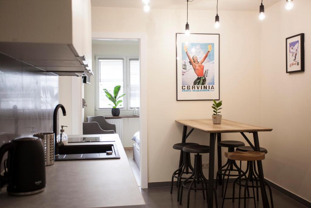 kuchnia i salon ze stołem i krzesłami w obiekcie Chmielna - City Center Residence w Warszawie