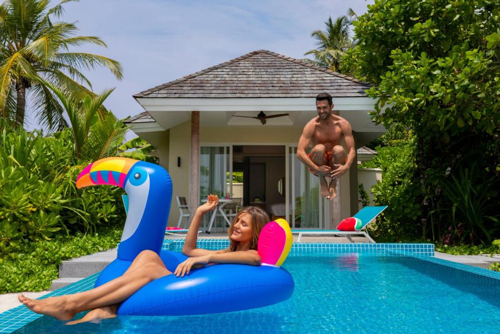 Bazén v ubytování Kandima Maldives - 50 Percent Off on Return Domestic Flight Transfers on stays 4 nights or more between 01 Apr & 10 Oct 2025 nebo v jeho okolí