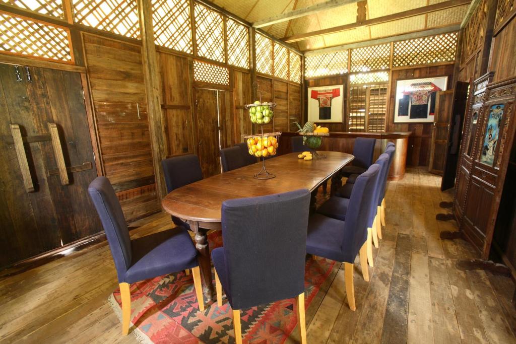 Posezení v ubytování Bon Ton Antique Wooden Villas
