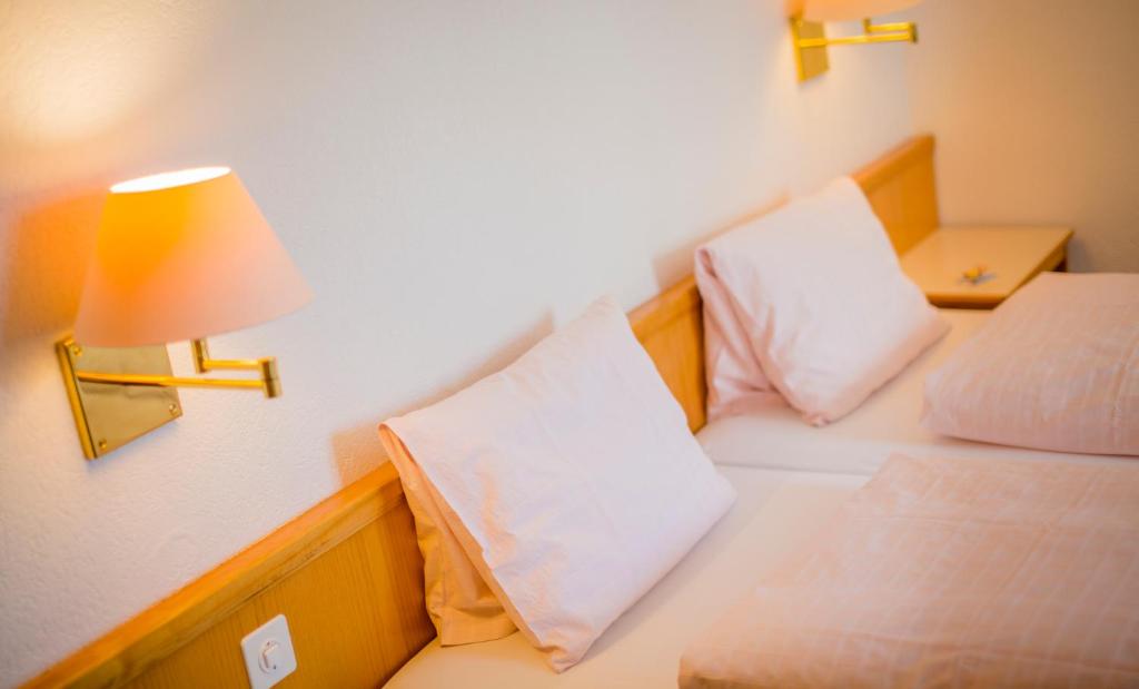 Postel nebo postele na pokoji v ubytování Hotel Heilquelle-Leukerbad-Therme