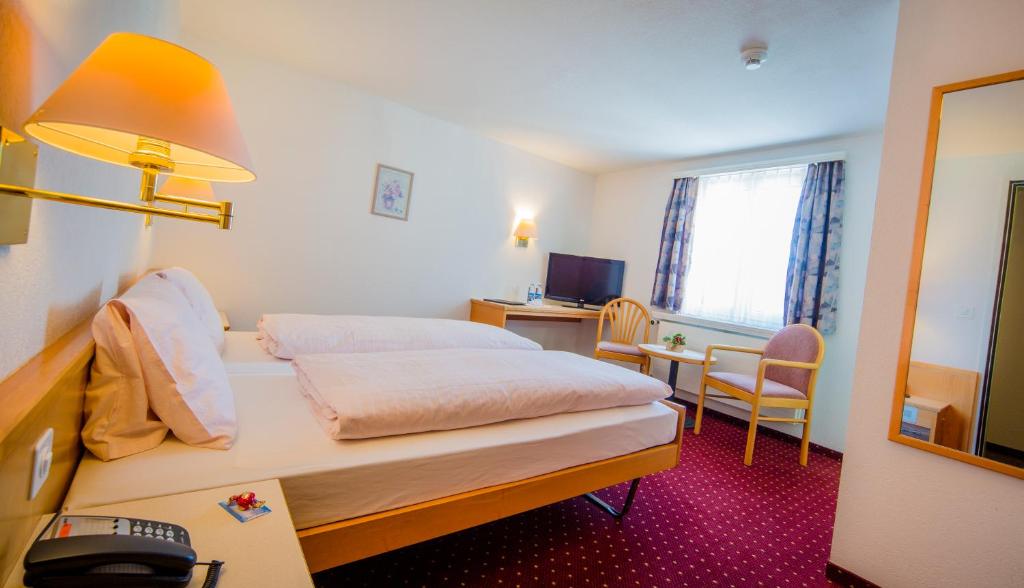 Postel nebo postele na pokoji v ubytování Hotel Heilquelle-Leukerbad-Therme