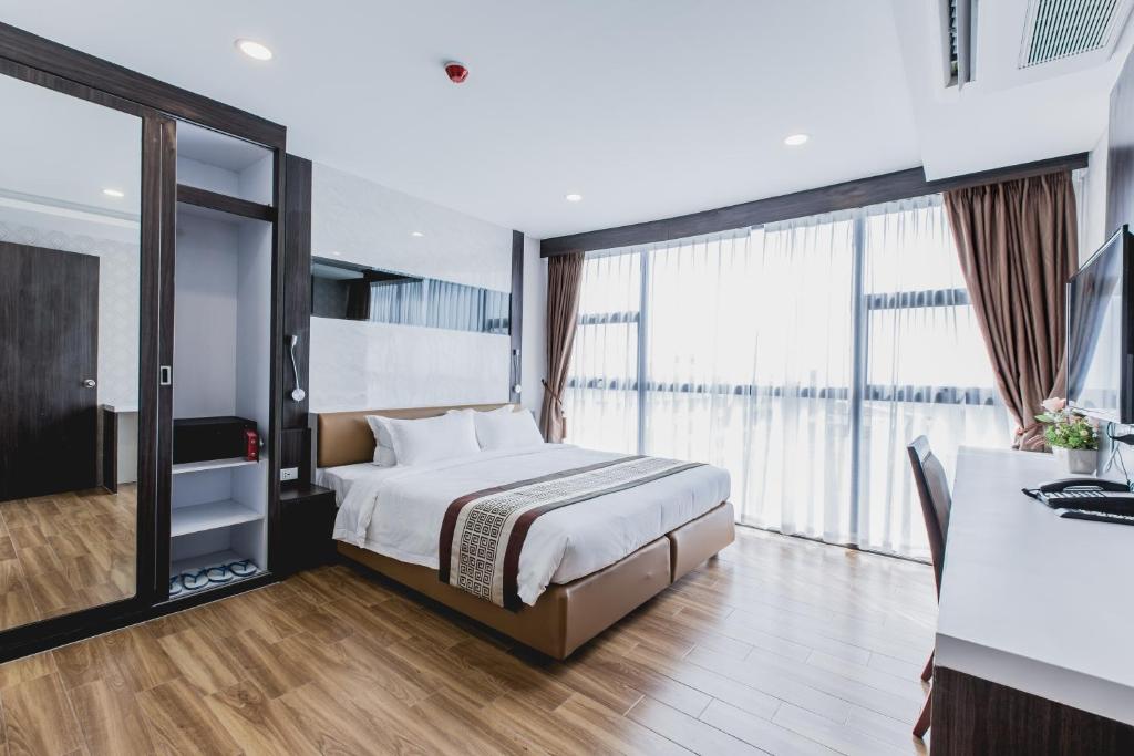 Postel nebo postele na pokoji v ubytování Golden Jomtien Beach Hotel