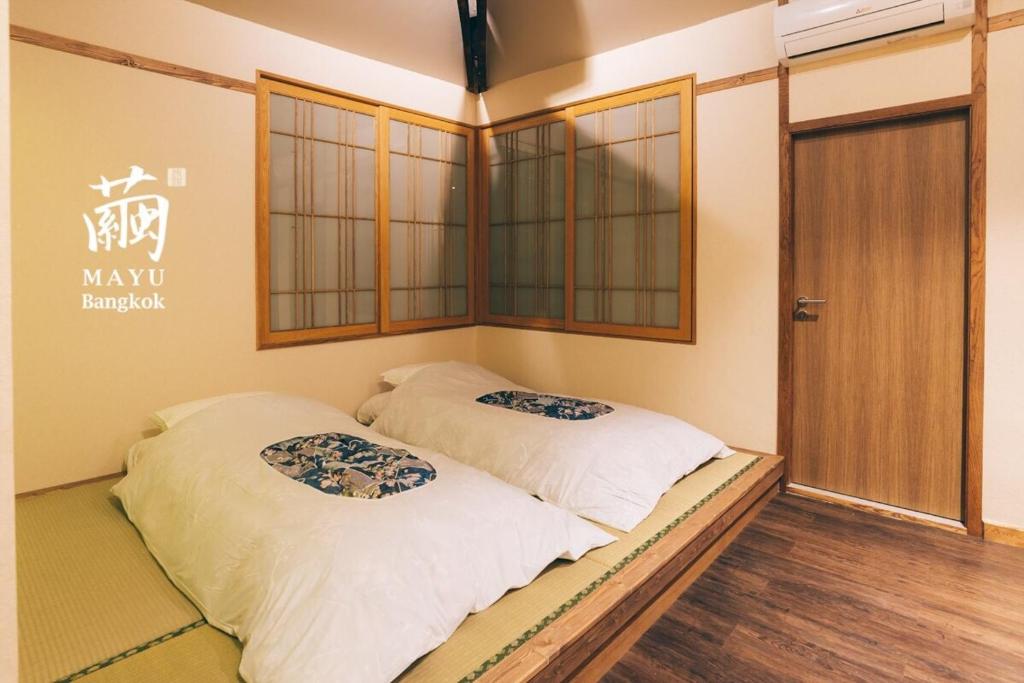 Postel nebo postele na pokoji v ubytování MAYU Bangkok Japanese Style Hotel