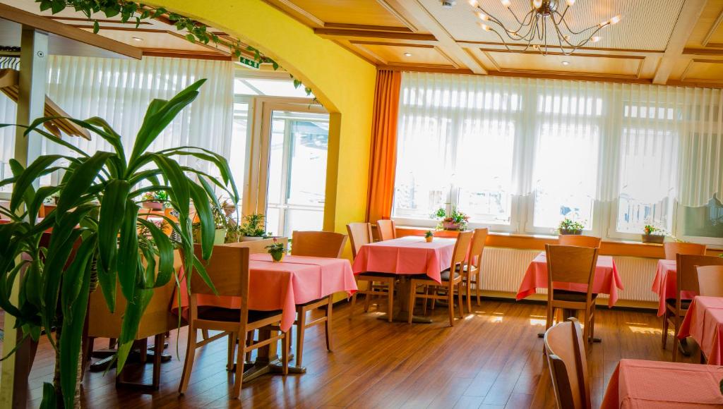 Restaurace v ubytování Hotel Heilquelle-Leukerbad-Therme