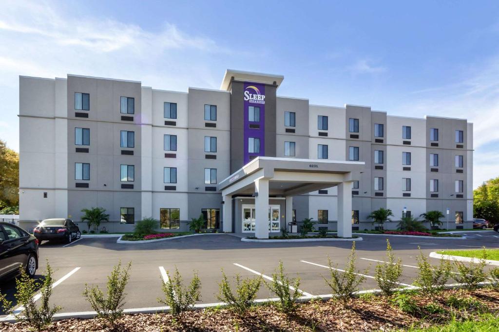 un hôtel avec un parking dans l'établissement Sleep Inn & Suites Tampa South, à Tampa