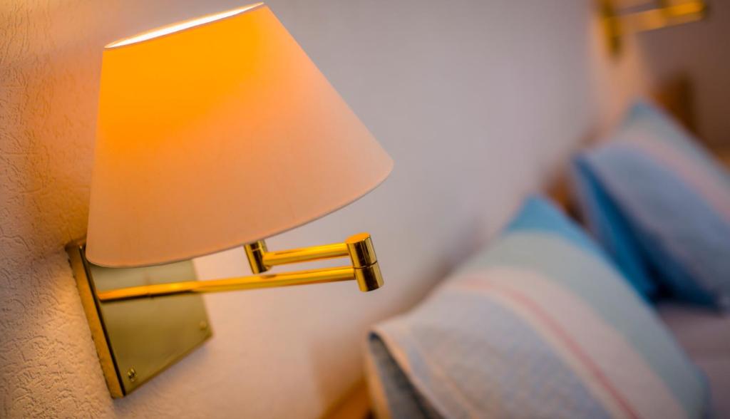 Postel nebo postele na pokoji v ubytování Hotel Heilquelle-Leukerbad-Therme