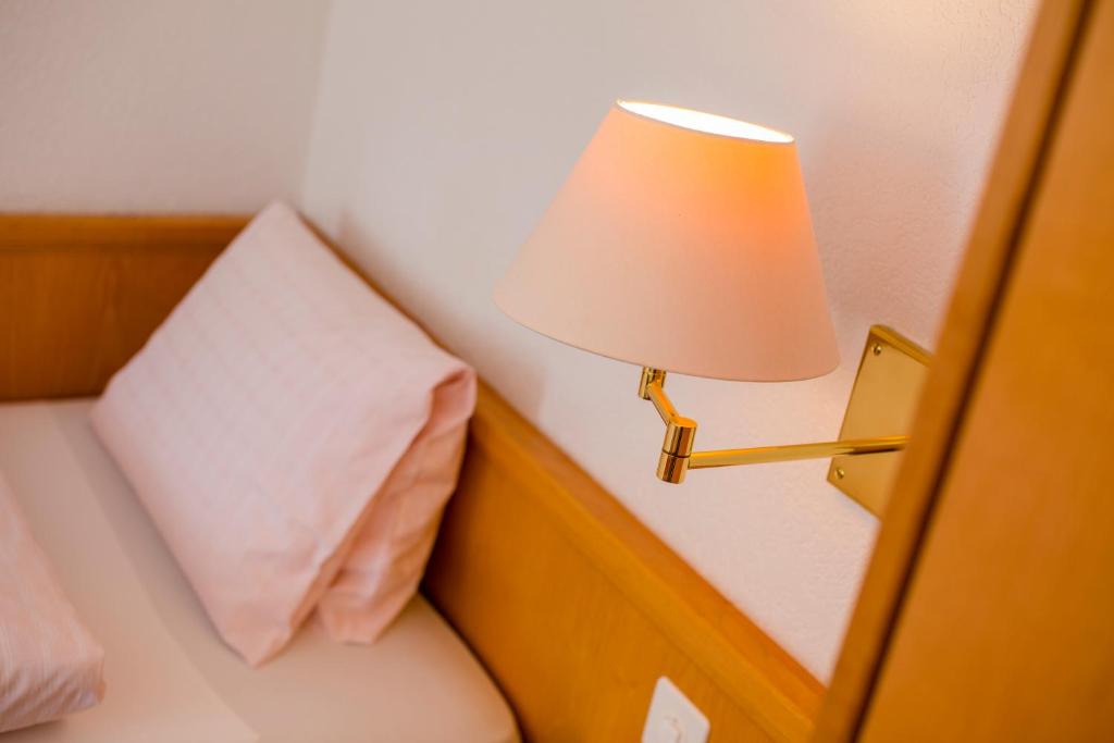 Postel nebo postele na pokoji v ubytování Hotel Heilquelle-Leukerbad-Therme