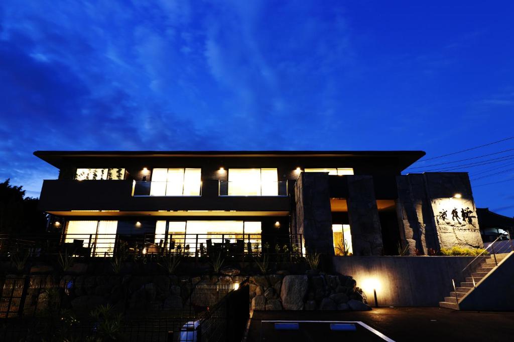 館山的住宿－Yado Hanasaku，一座建筑,在晚上有灯