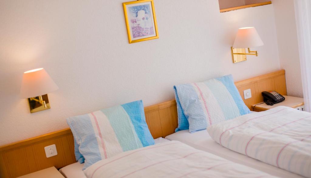 Postel nebo postele na pokoji v ubytování Hotel Heilquelle-Leukerbad-Therme