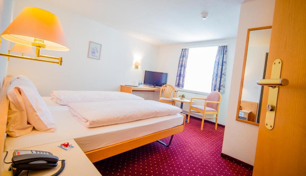 Postel nebo postele na pokoji v ubytování Hotel Heilquelle-Leukerbad-Therme