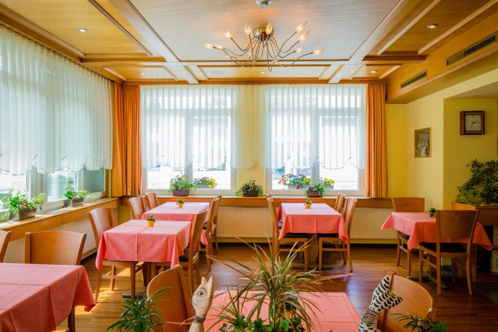 Restaurace v ubytování Hotel Heilquelle-Leukerbad-Therme