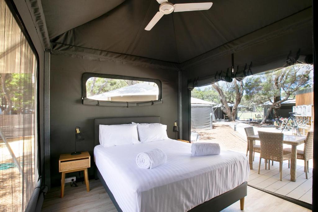 เตียงในห้องที่ Discovery Resorts - Rottnest Island