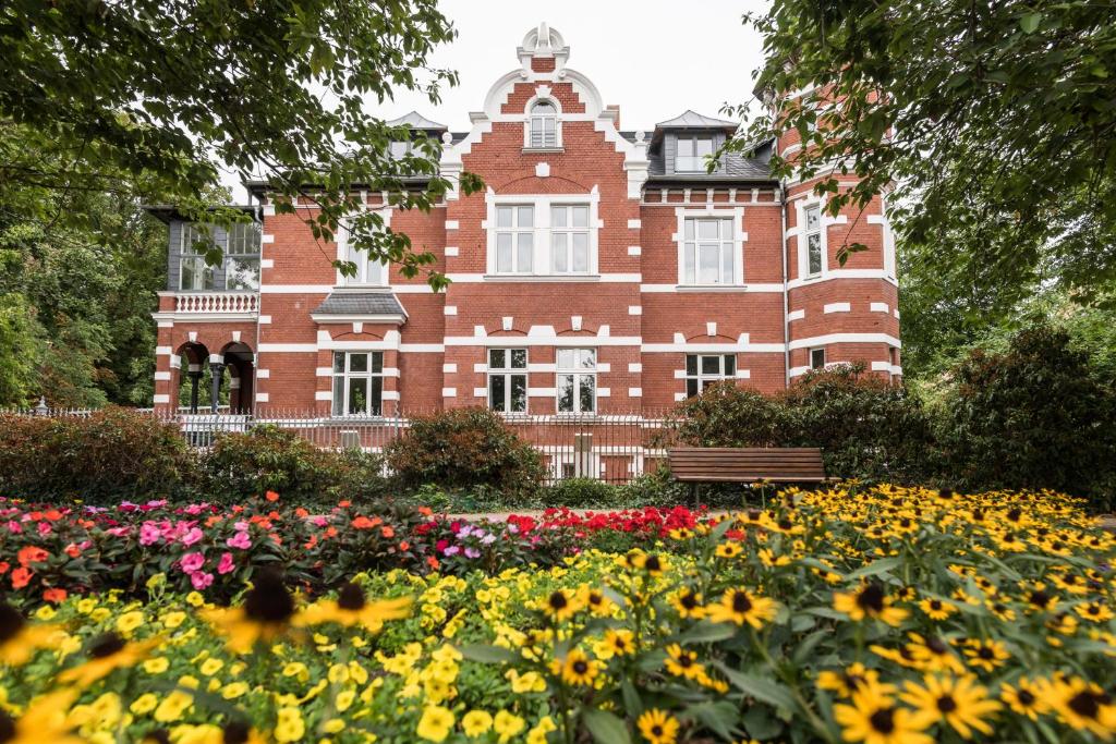 un edificio con un ramo de flores delante de él en Johanniterhaus Wittenberg en Lutherstadt Wittenberg