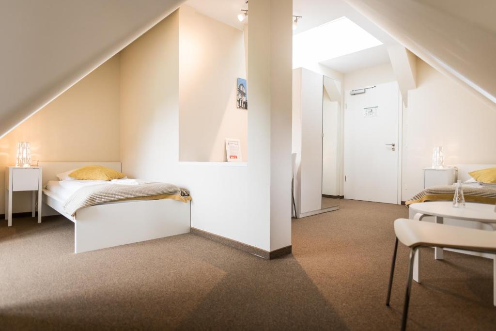 Postel nebo postele na pokoji v ubytování Johanniterhaus Wittenberg