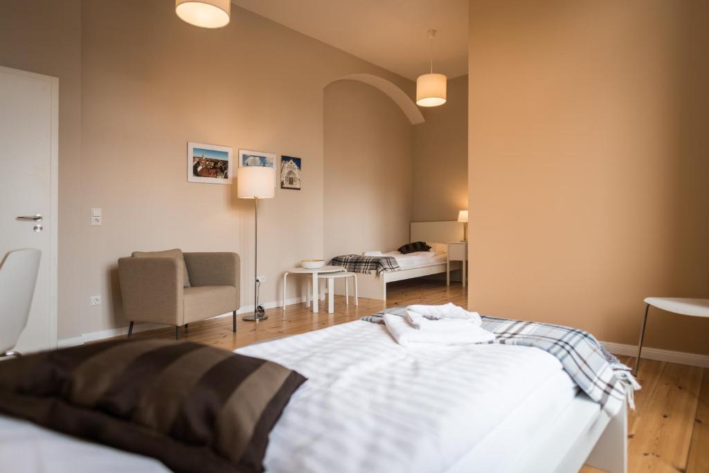 Postel nebo postele na pokoji v ubytování Johanniterhaus Wittenberg