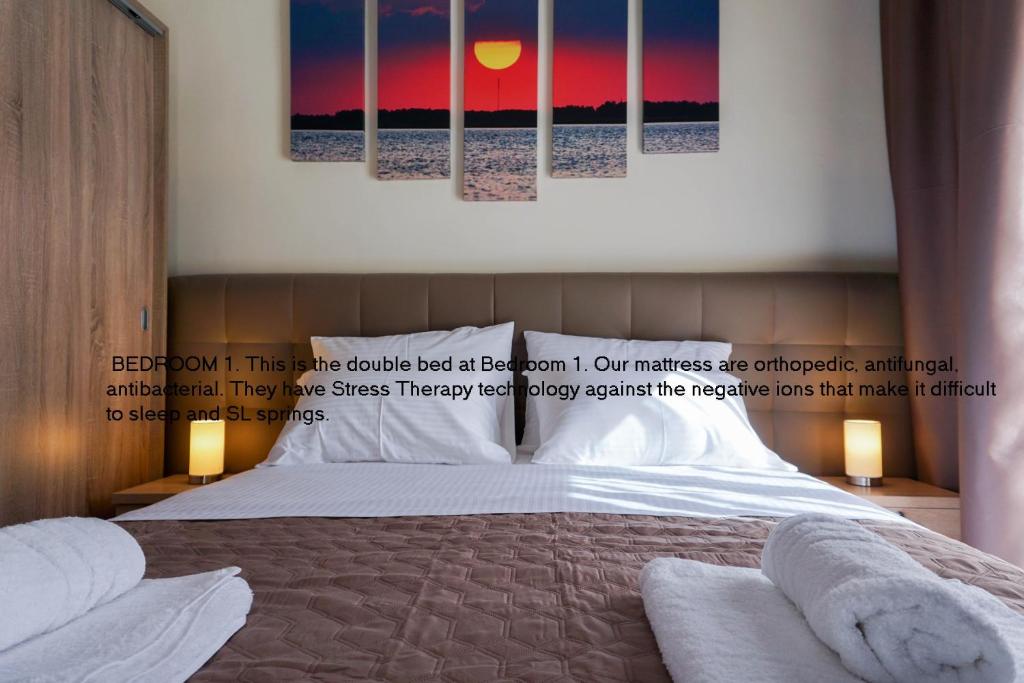 - une chambre avec un lit et 2 serviettes dans l'établissement City's Center Lux. Apt., à Kavala