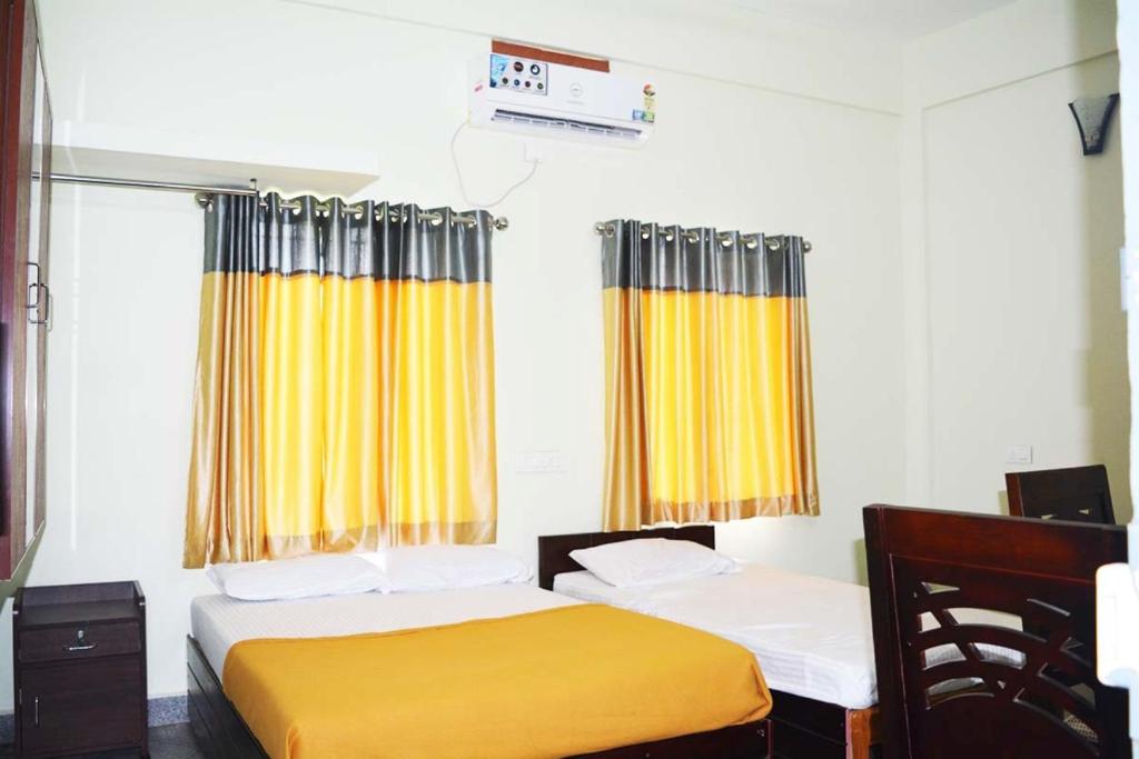 Postel nebo postele na pokoji v ubytování Jippus Galaxy Budget Air port hotel