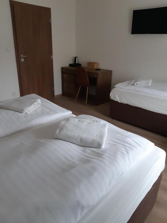 Voodi või voodid majutusasutuse Hotel U Císaře toas