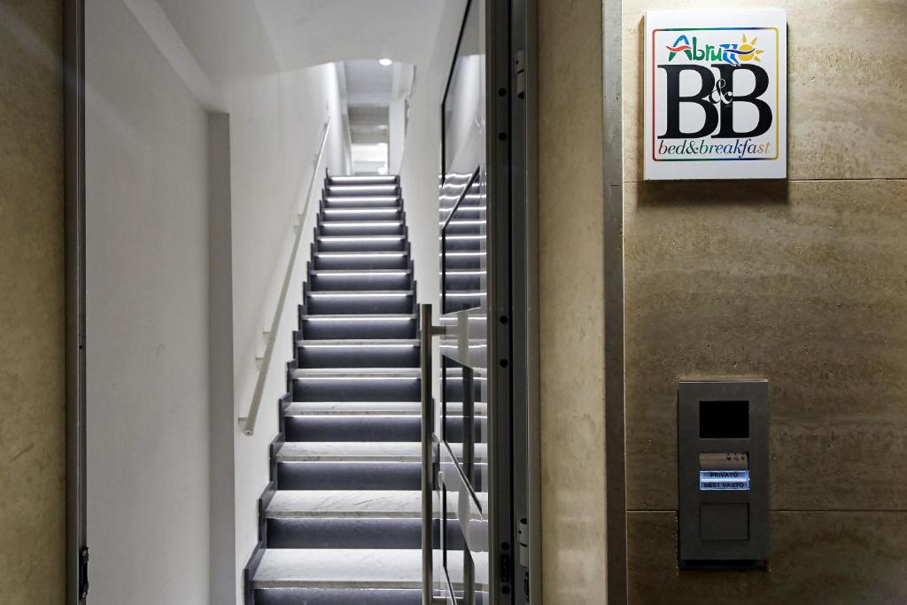 un conjunto de escaleras en un edificio con una señal en Best Vasto, en Vasto