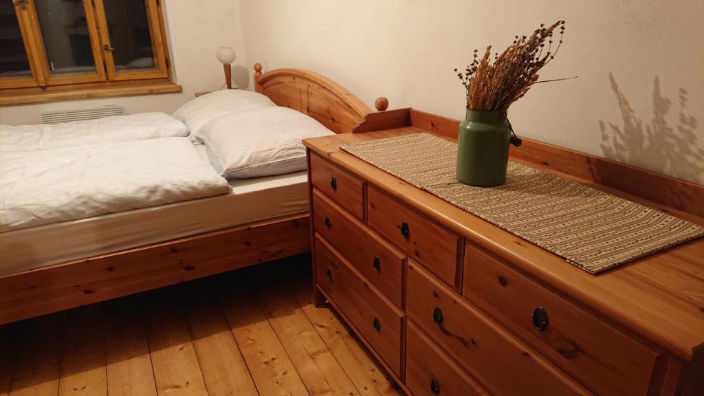 Postel nebo postele na pokoji v ubytování Chalupa U Potoka