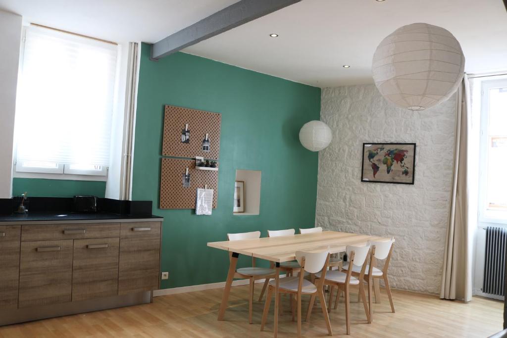 - une cuisine avec une table et des chaises dans la chambre dans l'établissement Maison Cahors, à Cahors