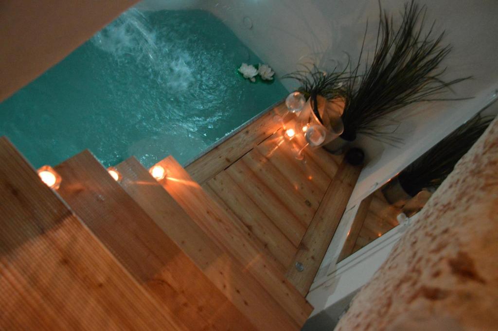 una vista sul soffitto di una vasca idromassaggio in una casa di 21mq Suite Homes Ostuni a Ostuni