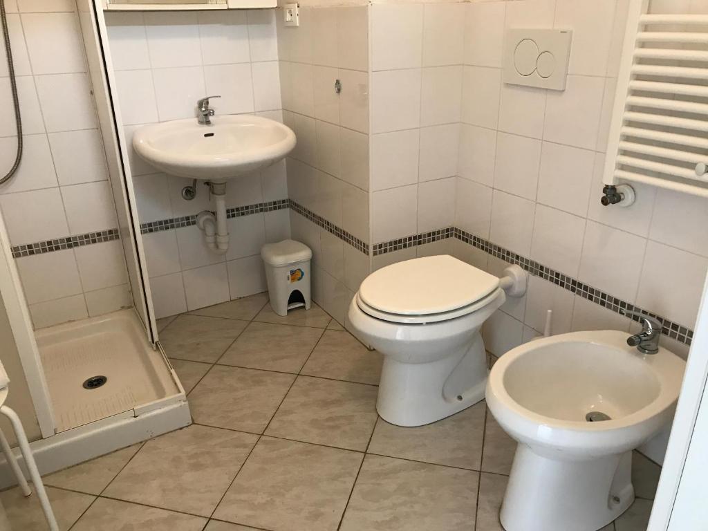 łazienka z toaletą i umywalką w obiekcie Loft Regio Parco w Turynie
